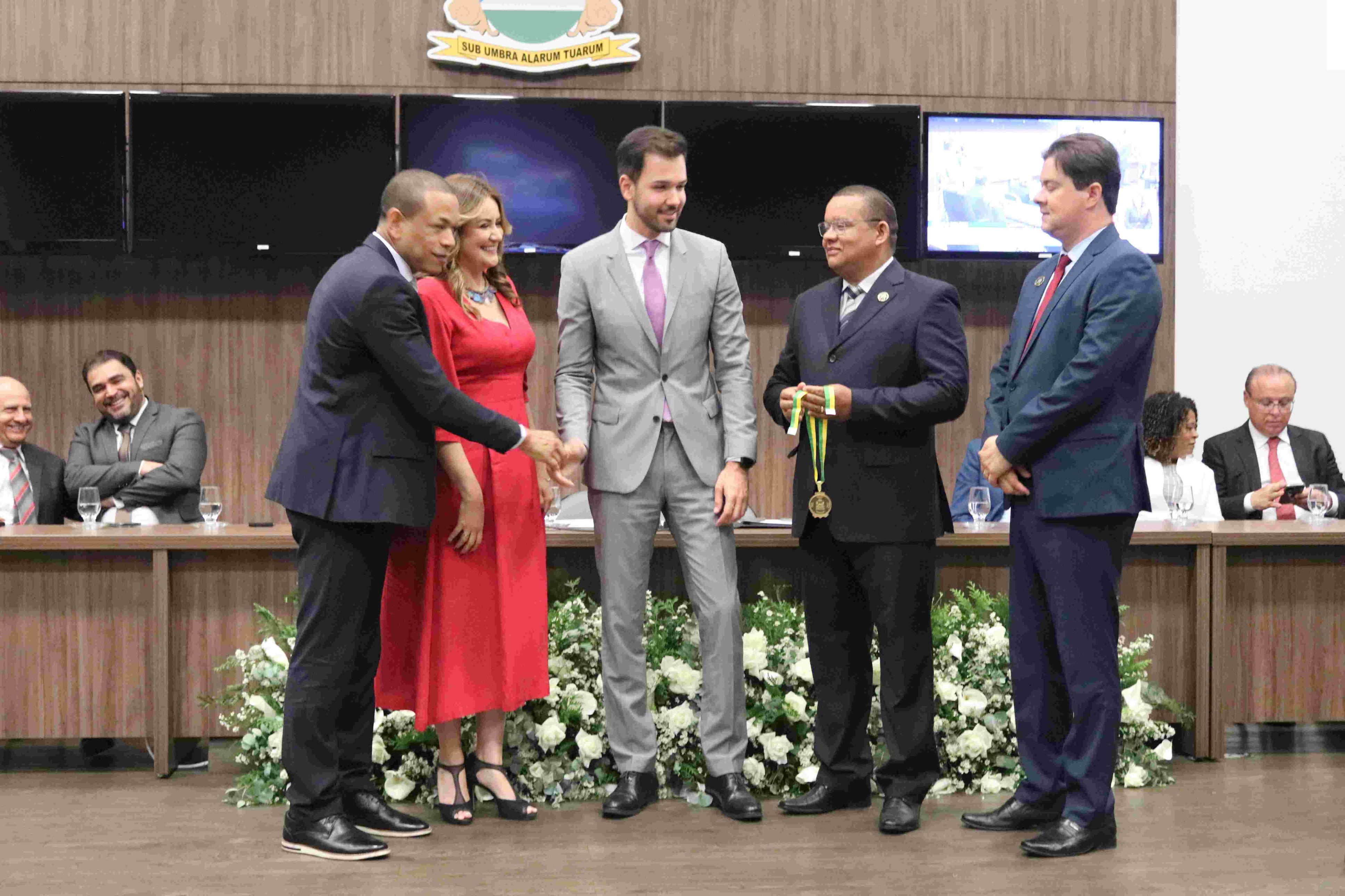 A condecoração do homenageado, o deputado Tadeu Martins Leite.jpg