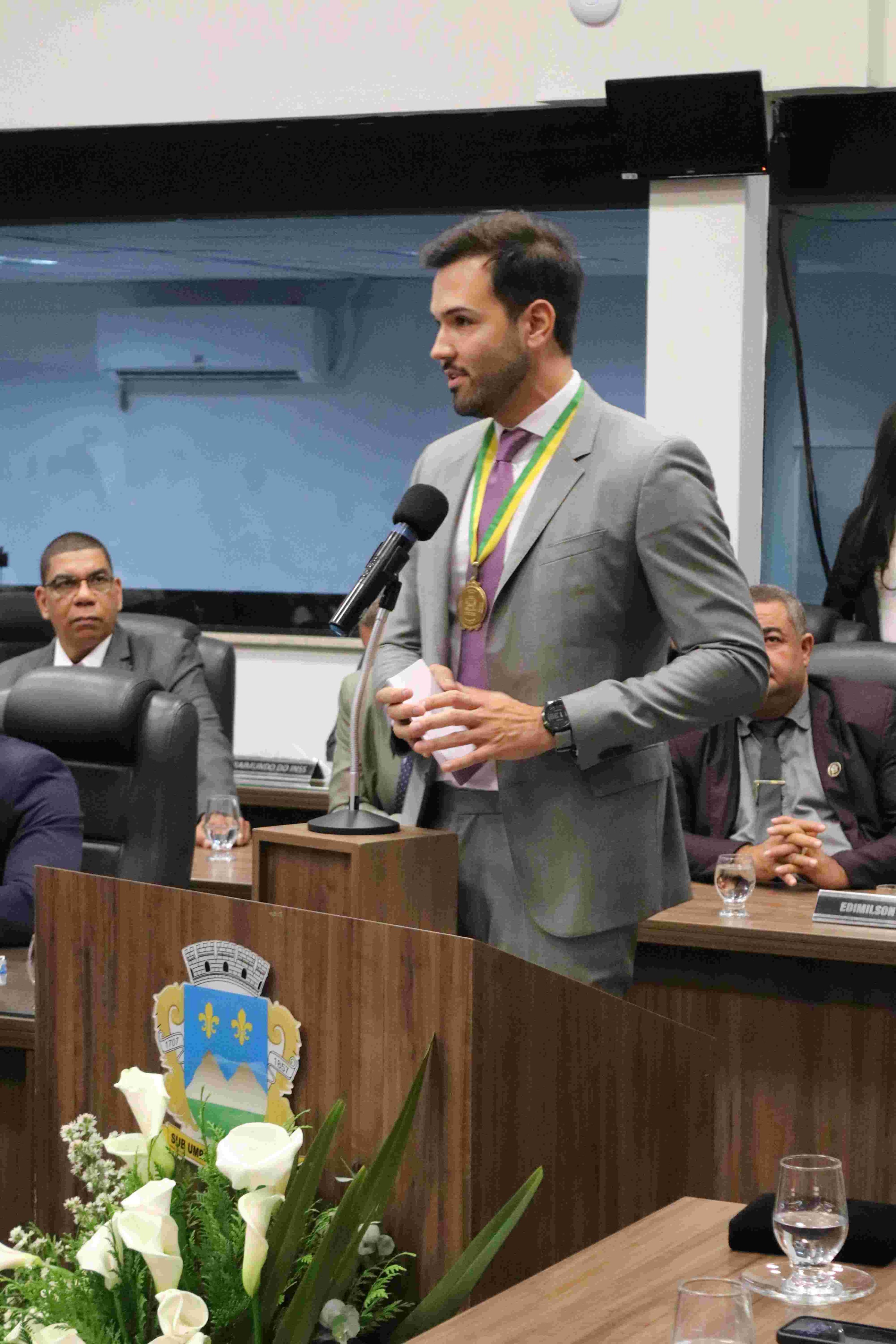 A condecoração do homenageado, o deputado Tadeu Martins Leite10.jpg