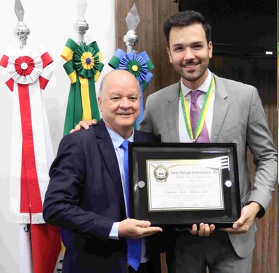 A condecoração do homenageado, o deputado Tadeu Martins Leite12.jpg