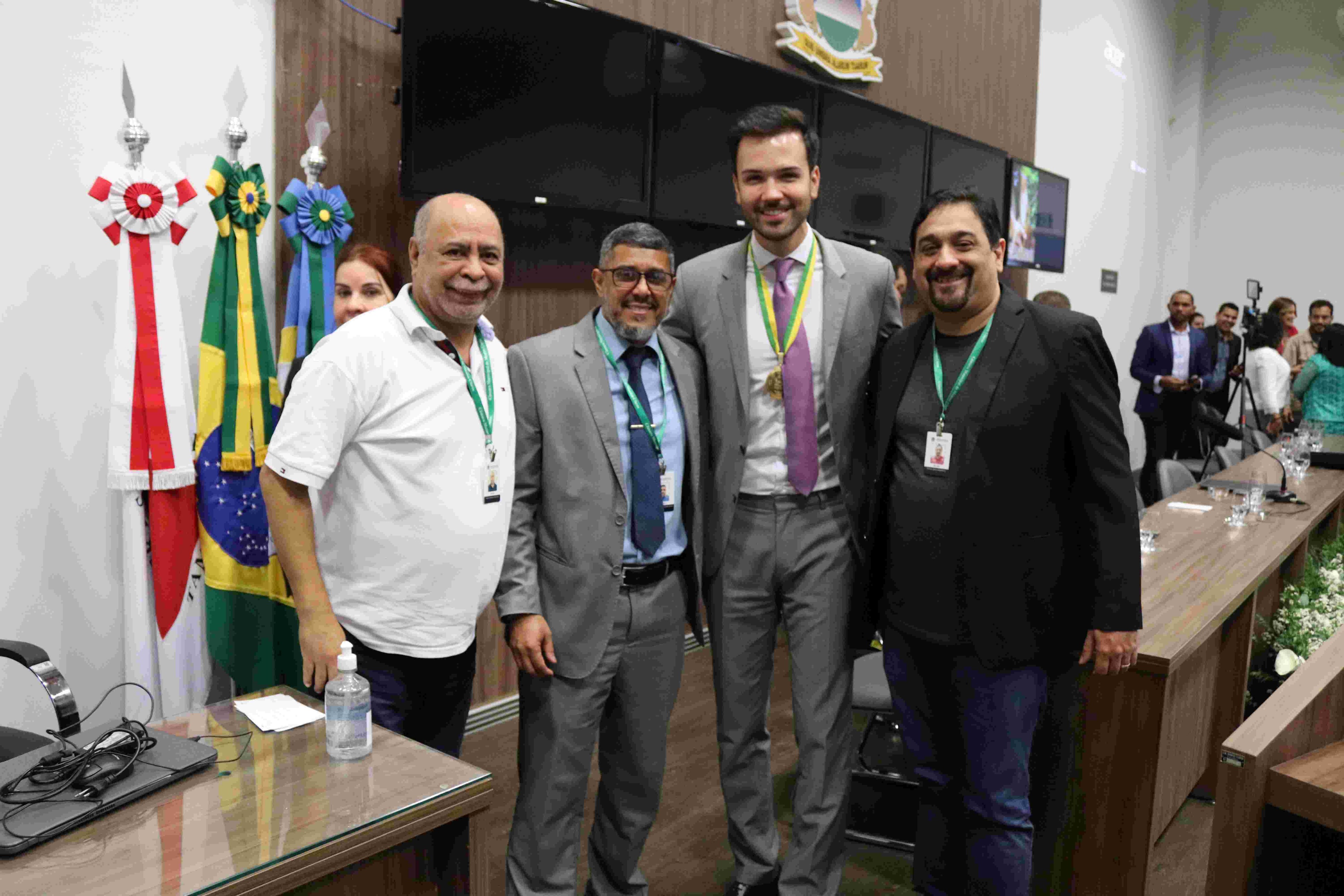 A condecoração do homenageado, o deputado Tadeu Martins Leite13.jpg