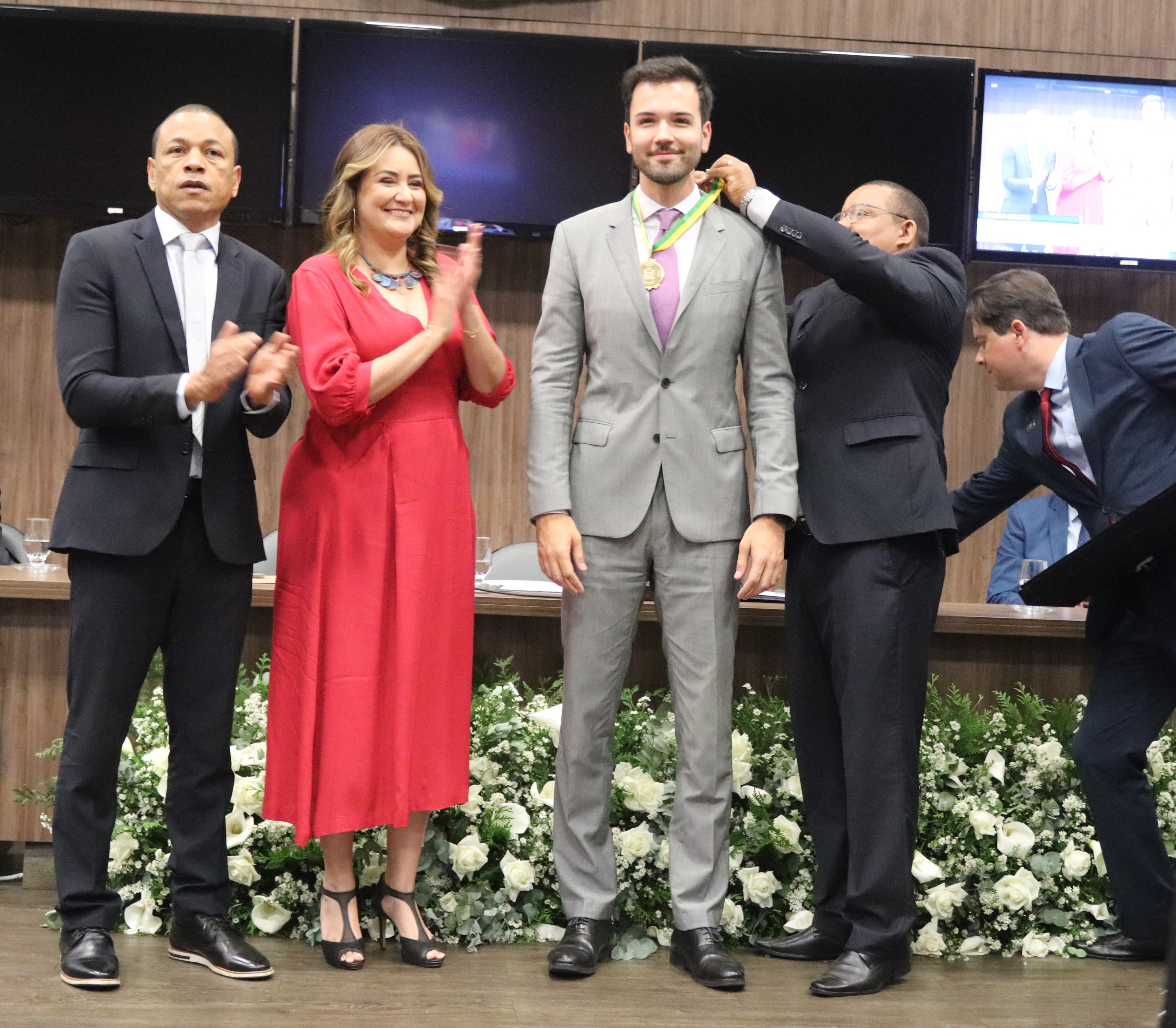 A condecoração do homenageado, o deputado Tadeu Martins Leite2.jpg