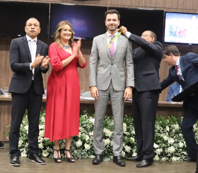 A condecoração do homenageado, o deputado Tadeu Martins Leite2.jpg