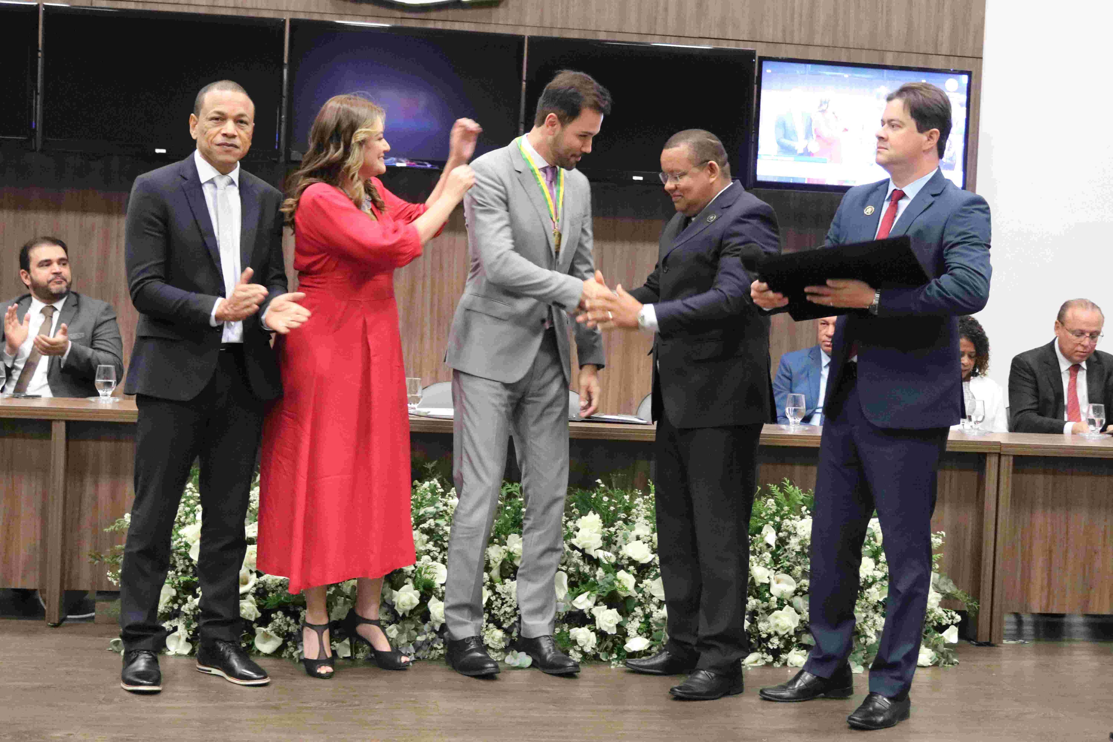 A condecoração do homenageado, o deputado Tadeu Martins Leite3.jpg