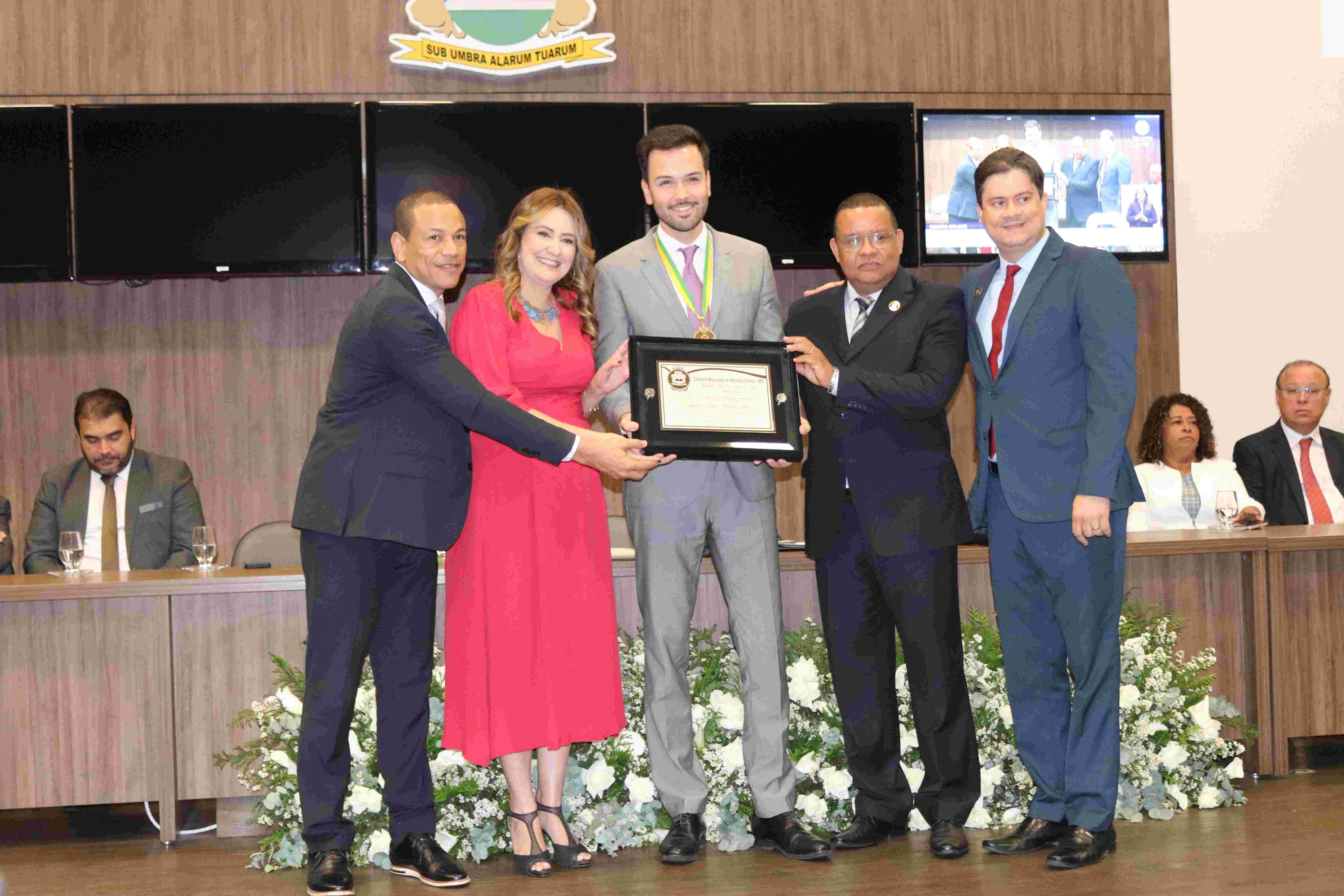 A condecoração do homenageado, o deputado Tadeu Martins Leite5.jpg