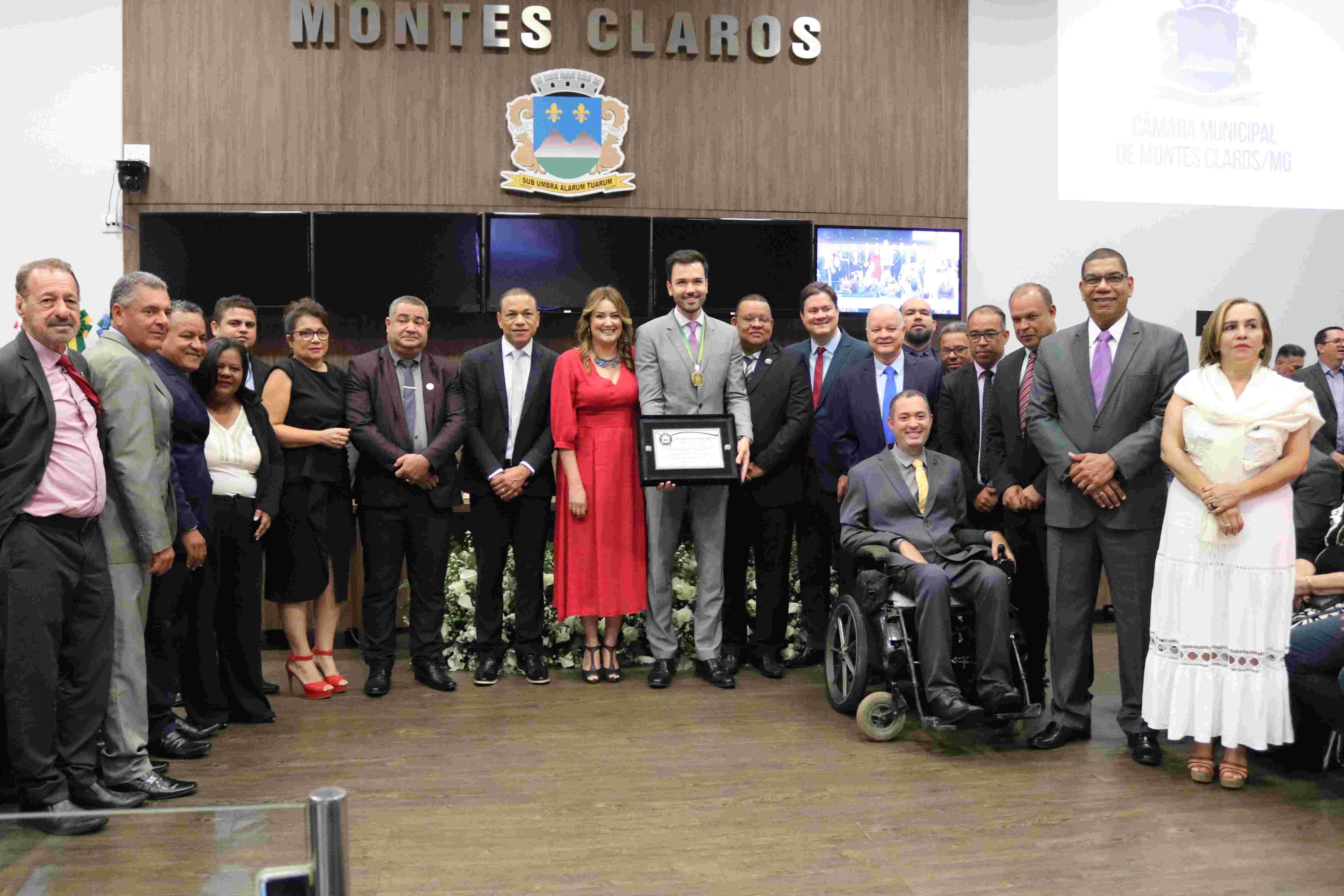 A condecoração do homenageado, o deputado Tadeu Martins Leite6.jpg