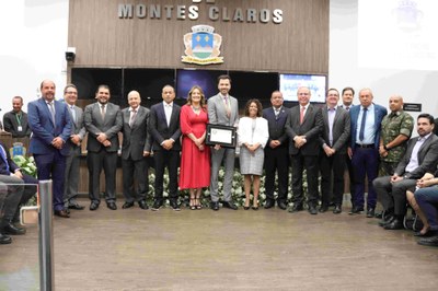 A condecoração do homenageado, o deputado Tadeu Martins Leite7.jpg