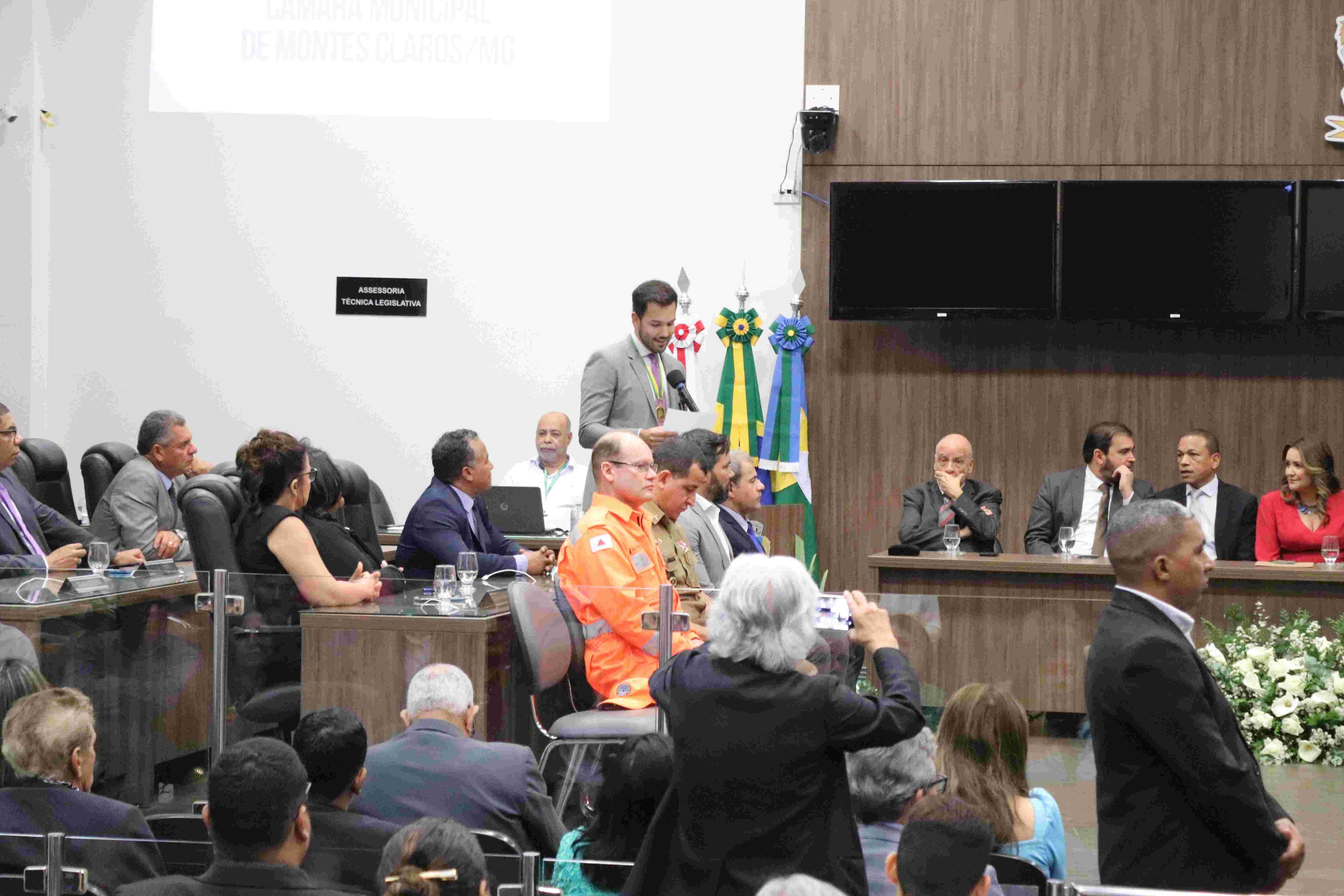 A condecoração do homenageado, o deputado Tadeu Martins Leite9.jpg