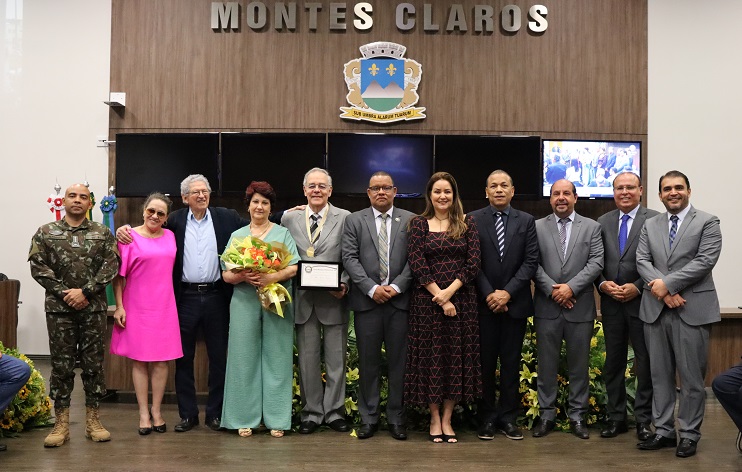 Ex-prefeito Athos Avelino recebe Medalha Ivan José Lopes de Honra a Montes Claros